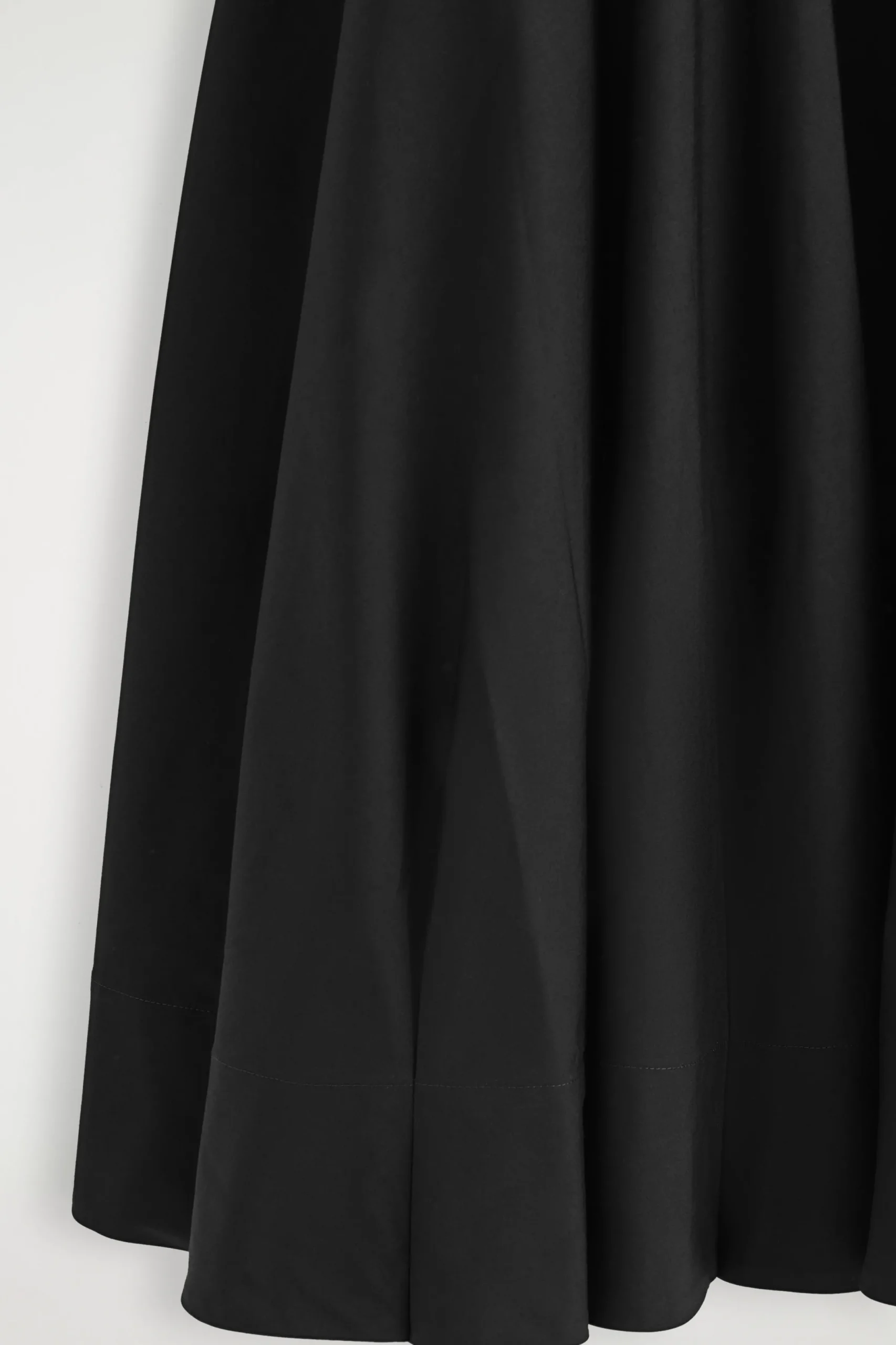 COS Klänningar & Jumpsuits | Nyheter*A-LINJESKUREN MIDIKLÄNNING I BOMULL