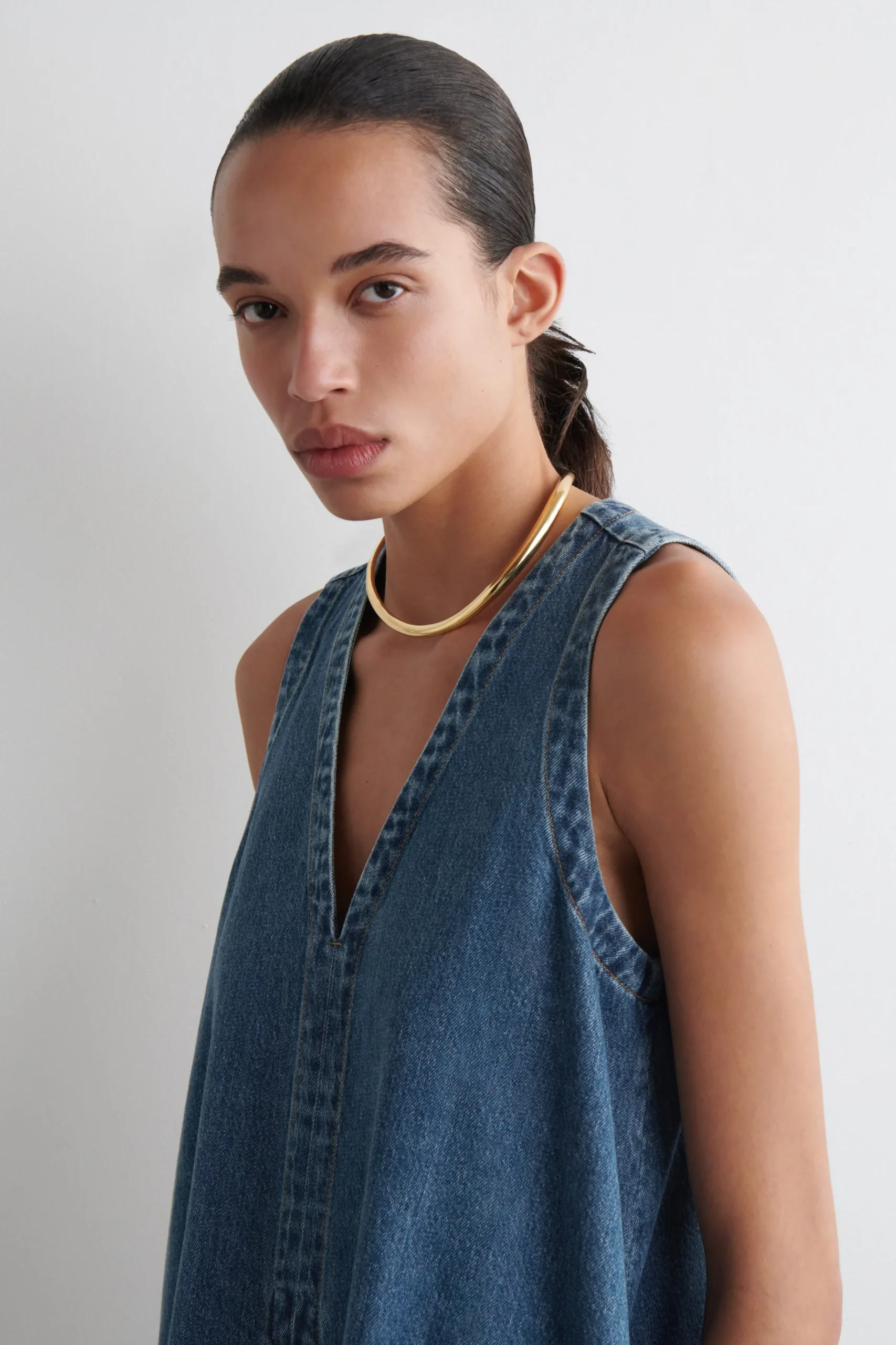 COS Nyheter | Utvald Denim*A-LINJESKUREN MINIKLÄNNING I DENIM