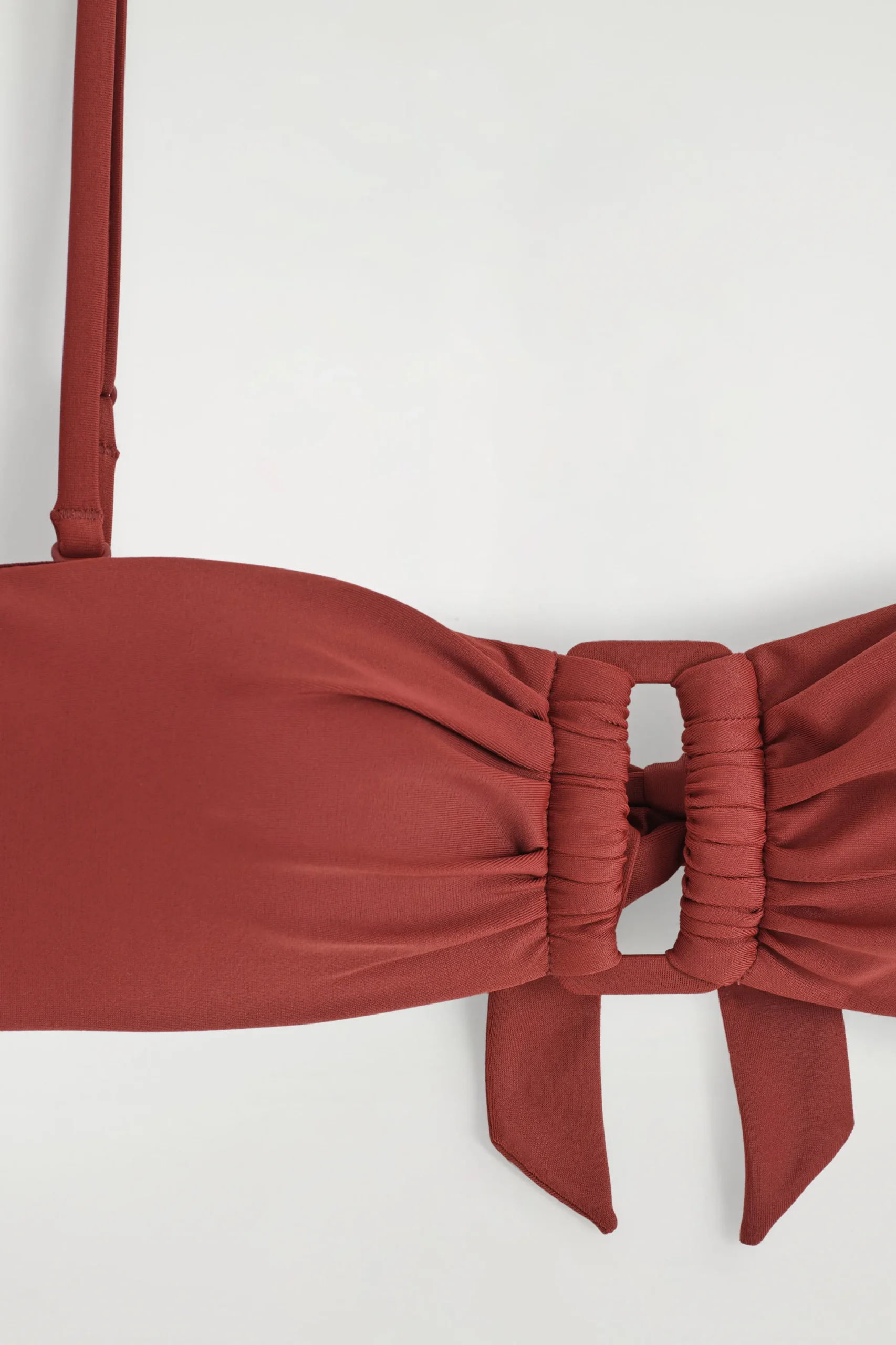 COS Badkläder | Nyheter*BIKINI-BH I RYNKAD BANDEAUMODELL