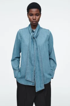 COS Skjortor & Blusar | Toppar*BLUS I DENIM MED KNYTDETALJ I HALSEN