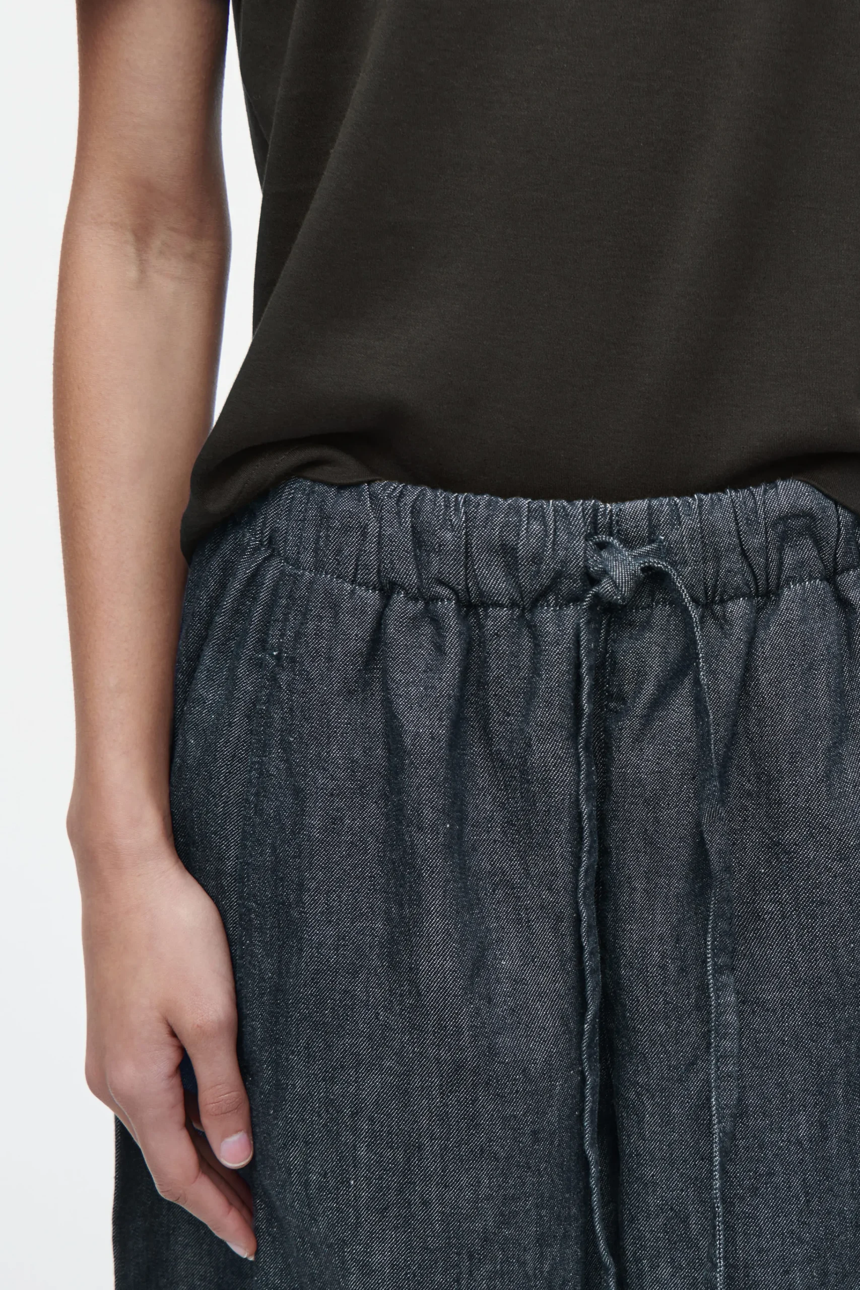 COS Byxor | Matchande Set*BYXOR I DENIM MED CYLINDERBEN OCH DRAGSKO