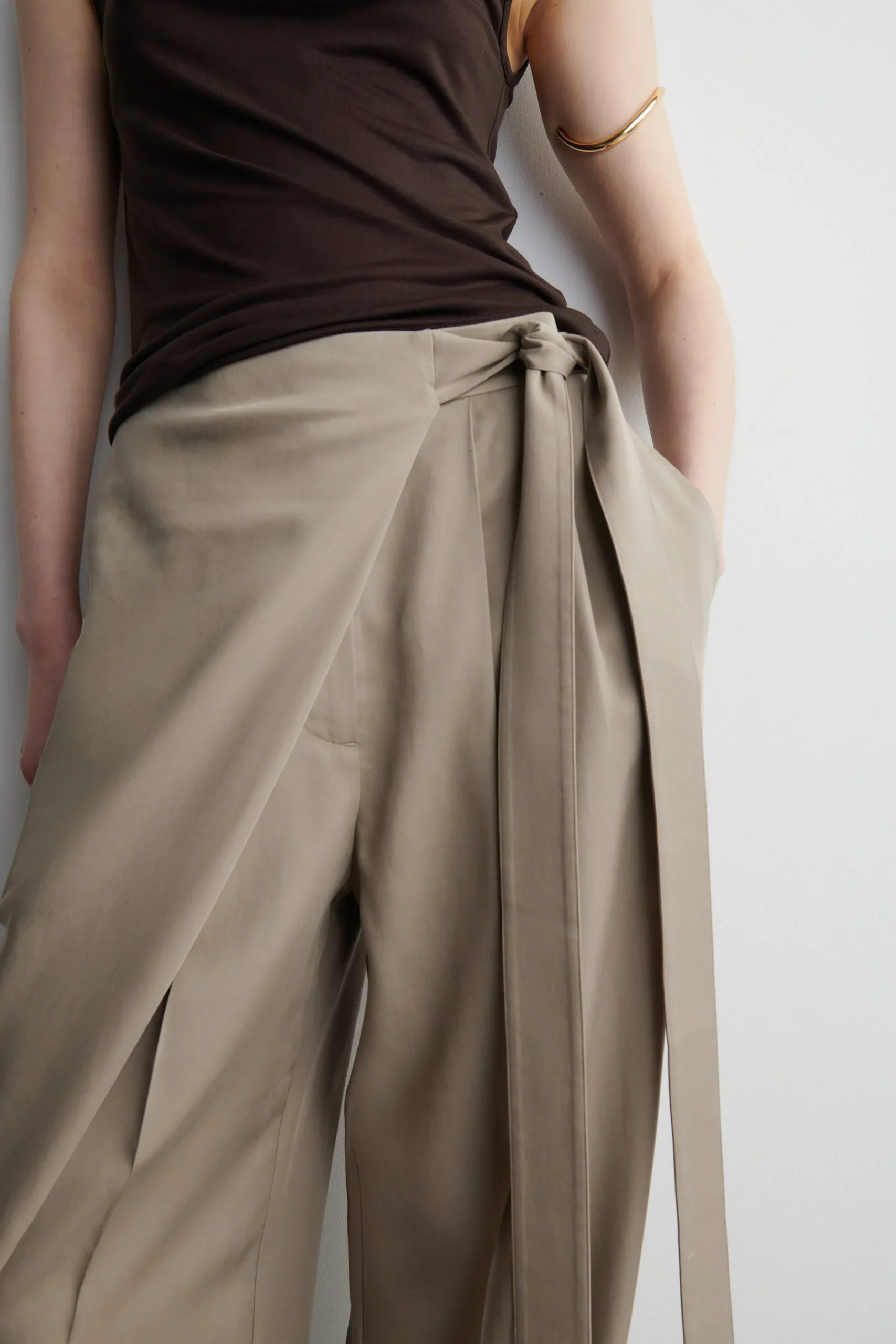 COS Byxor | Nyheter*DRAPERADE BYXOR MED OMLOTTSKÄRNING