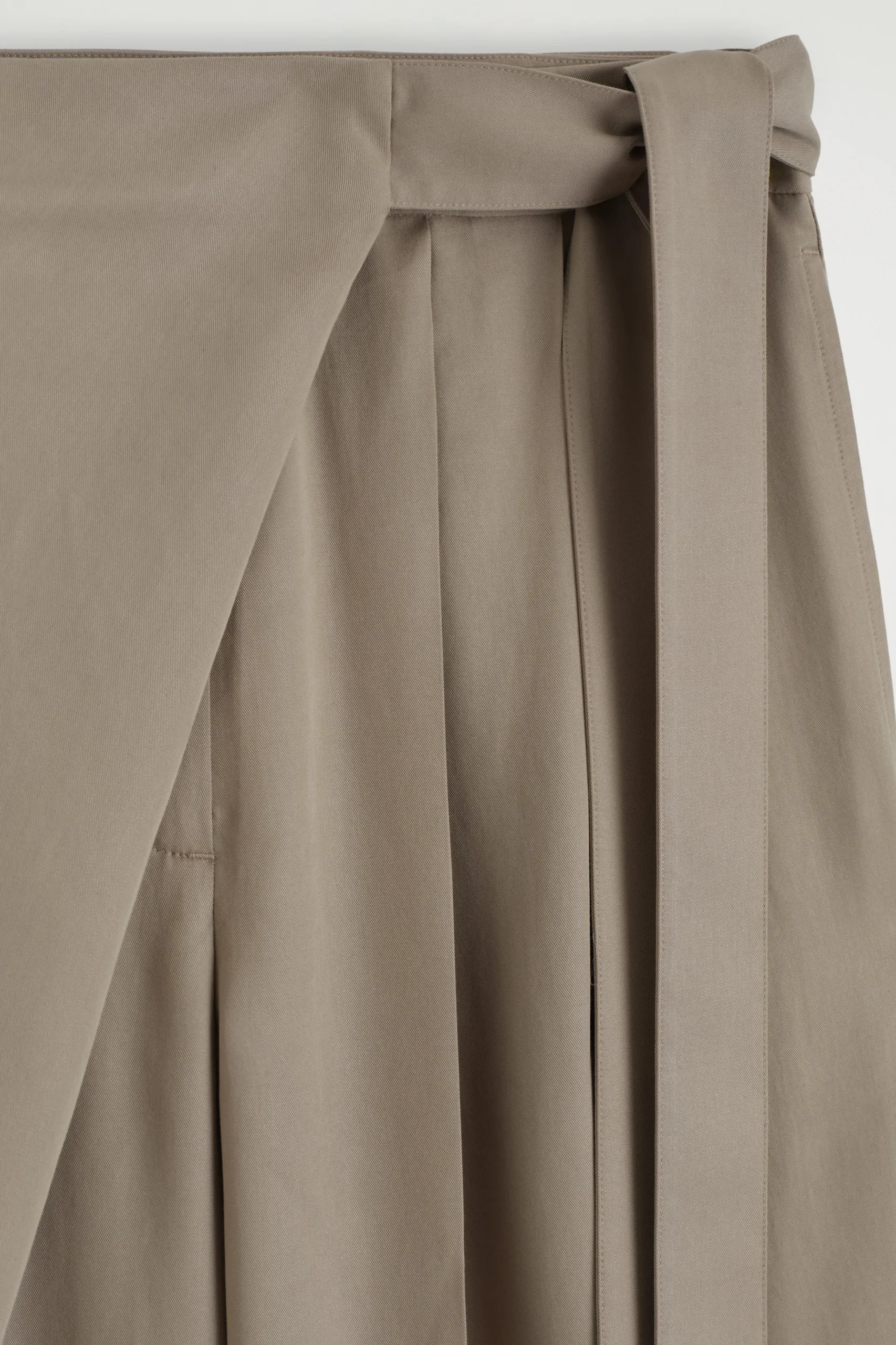 COS Byxor | Nyheter*DRAPERADE BYXOR MED OMLOTTSKÄRNING