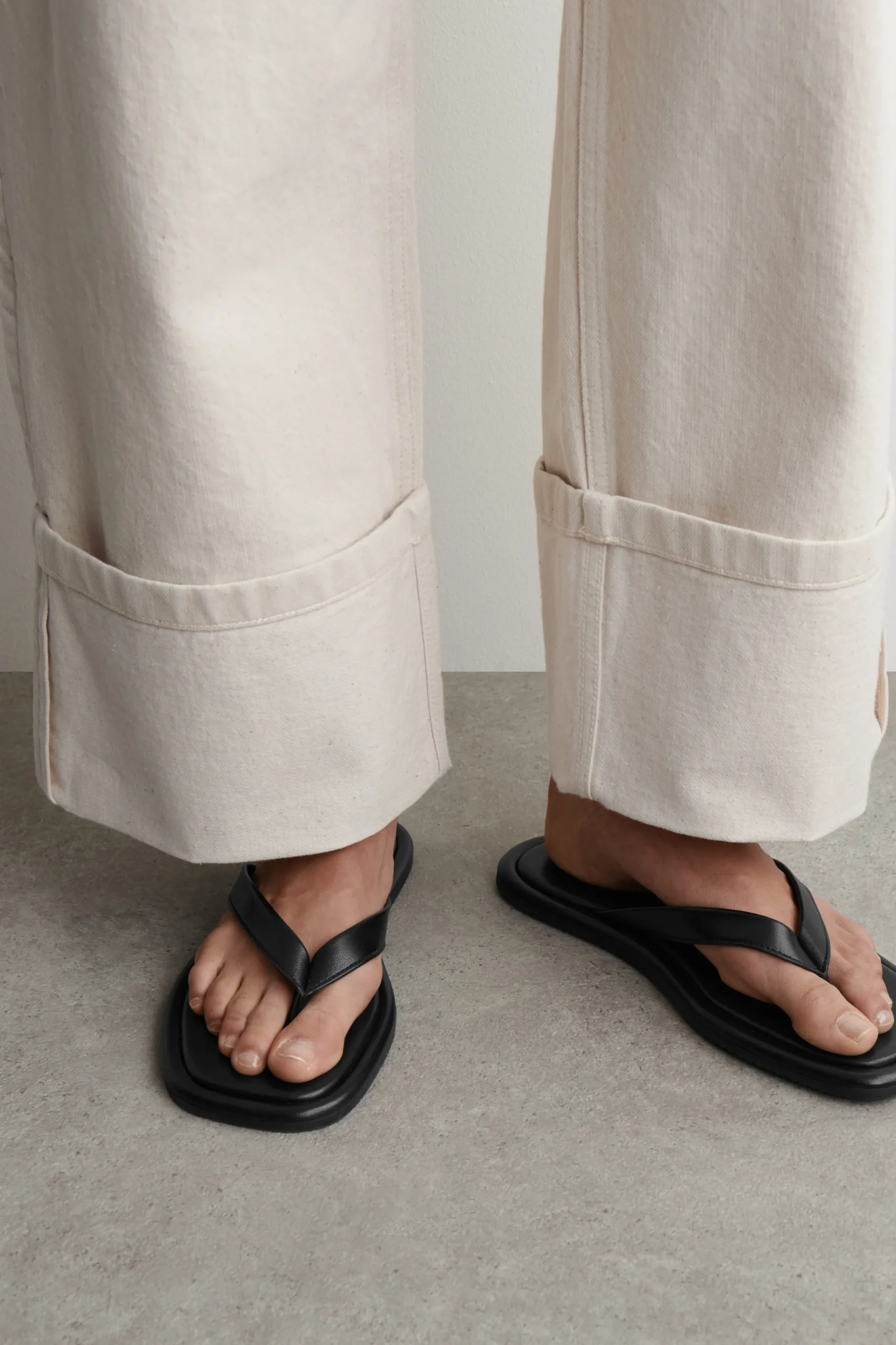 COS Jeans | Byxor*FACADE JEANS MED UPPVIKT FÅLL & LEDIG PASSFORM