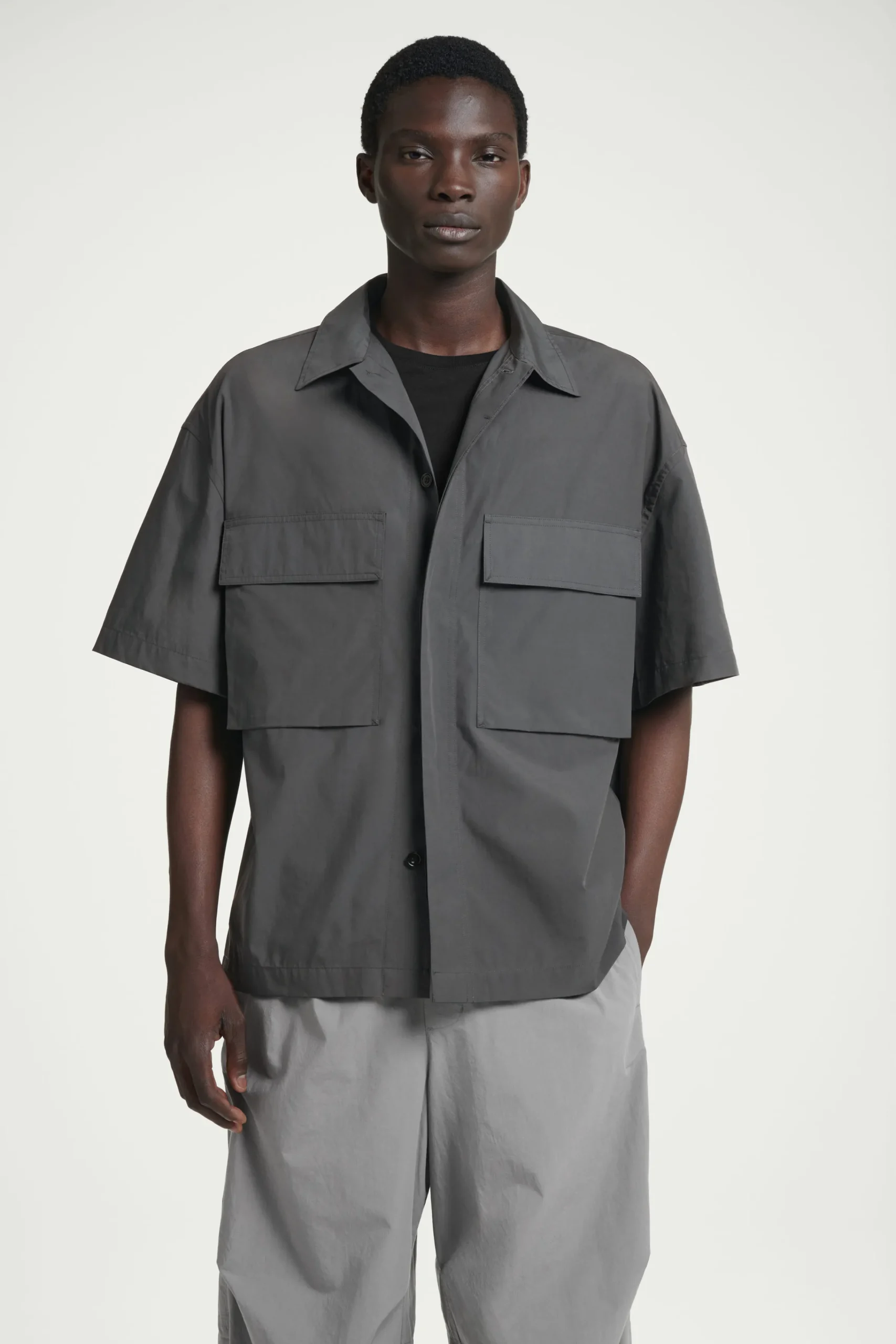 COS Skjortor*KORTÄRMAD OVERSIZE-SKJORTA I WORKERDESIGN