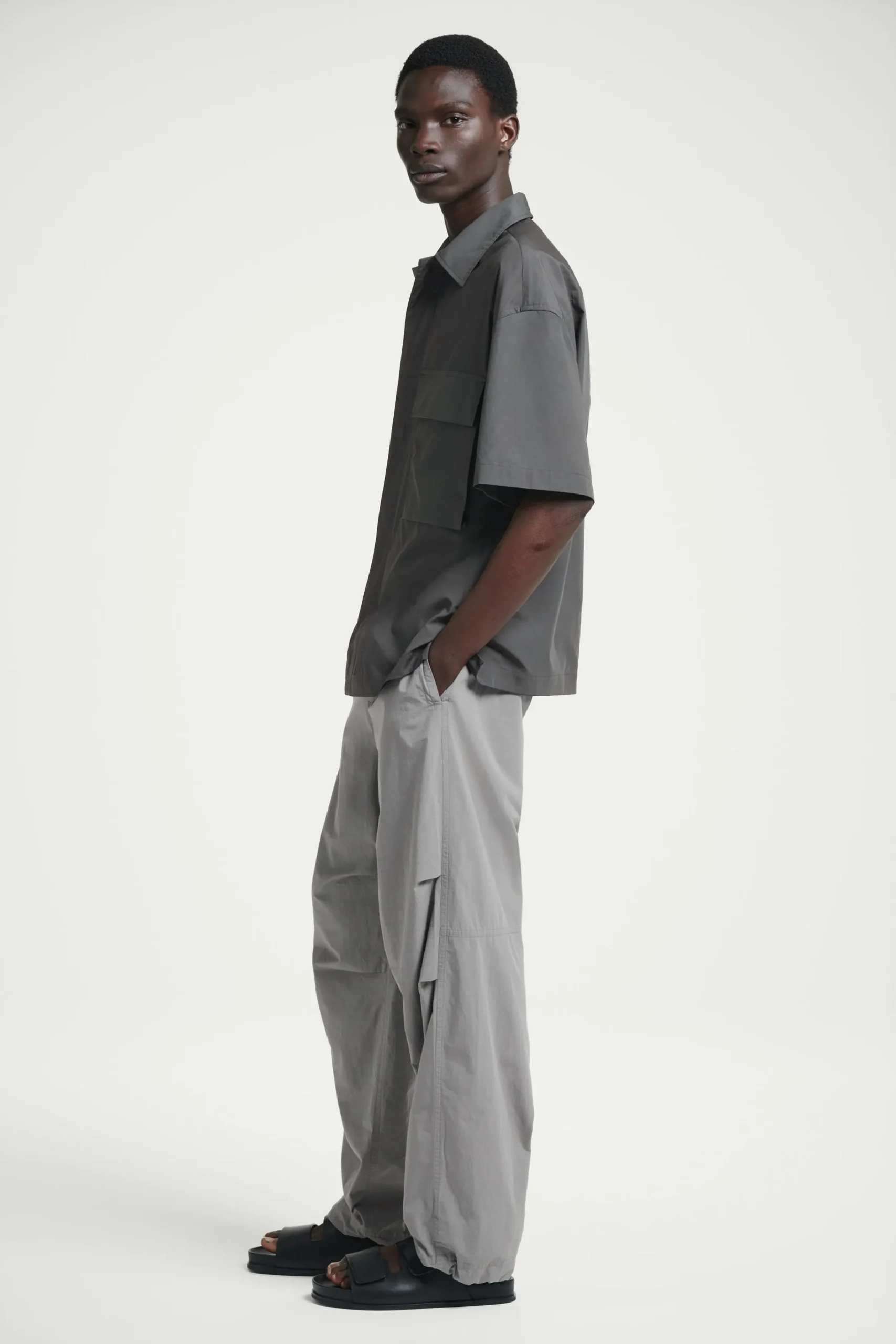 COS Skjortor*KORTÄRMAD OVERSIZE-SKJORTA I WORKERDESIGN