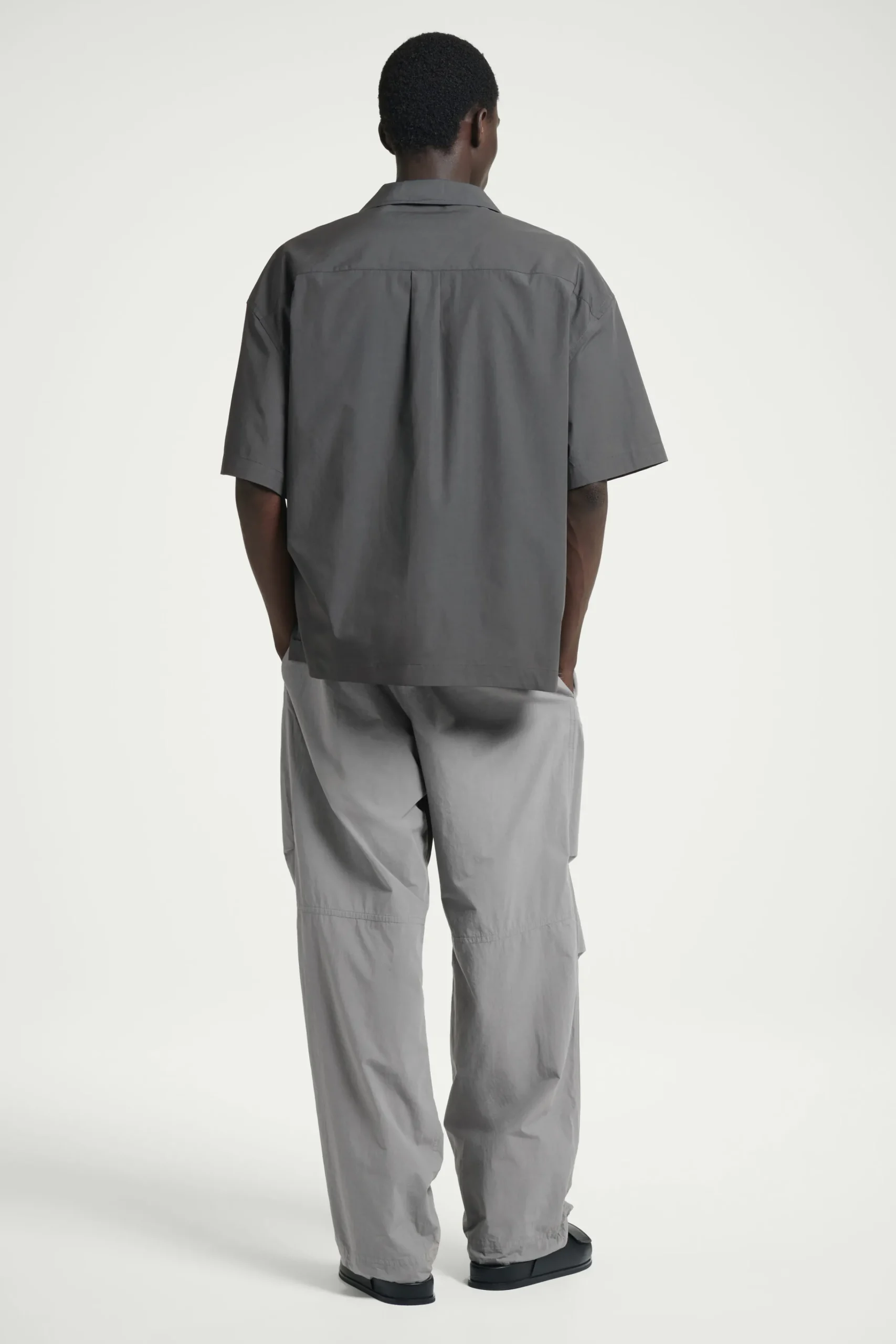 COS Skjortor*KORTÄRMAD OVERSIZE-SKJORTA I WORKERDESIGN