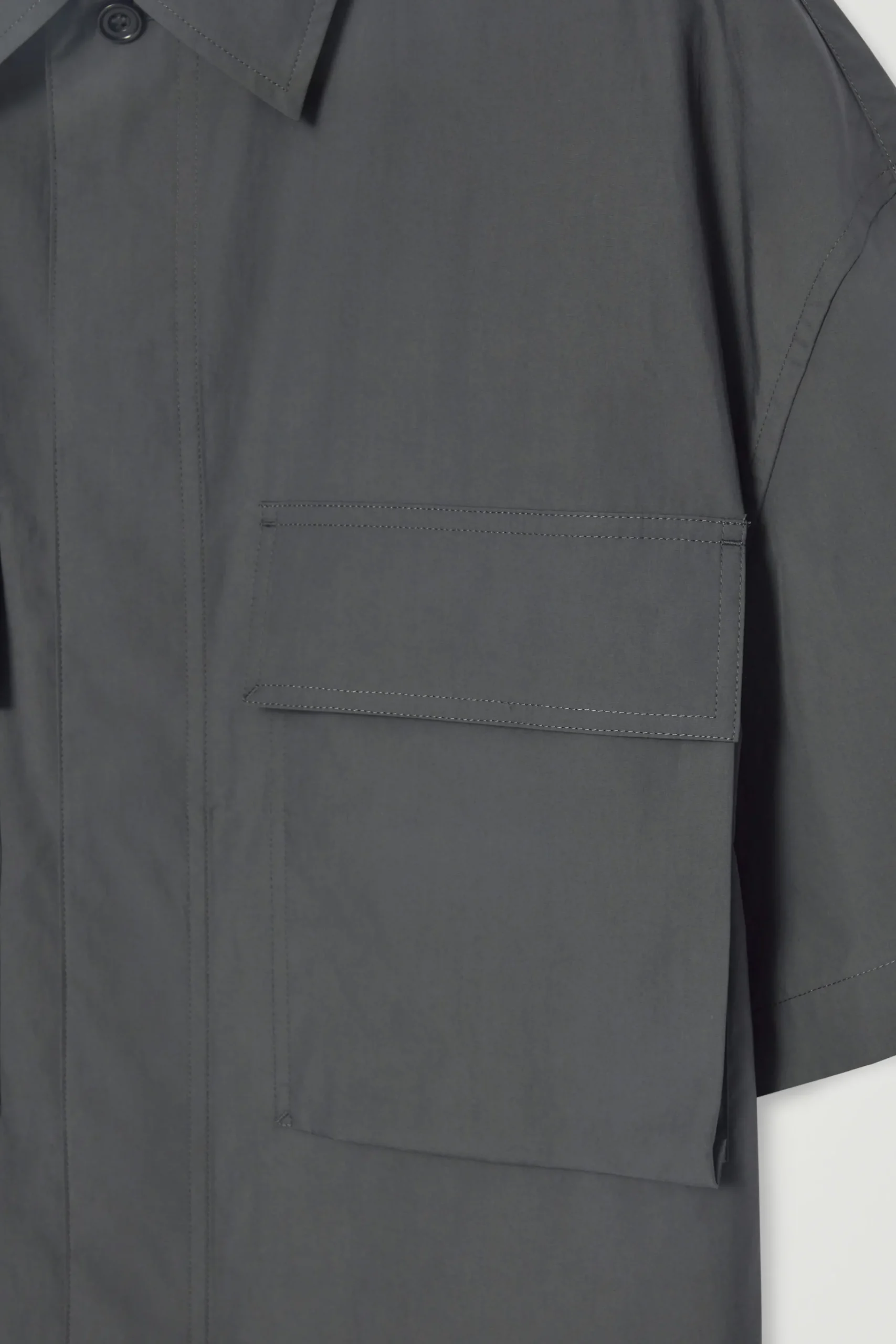 COS Skjortor*KORTÄRMAD OVERSIZE-SKJORTA I WORKERDESIGN