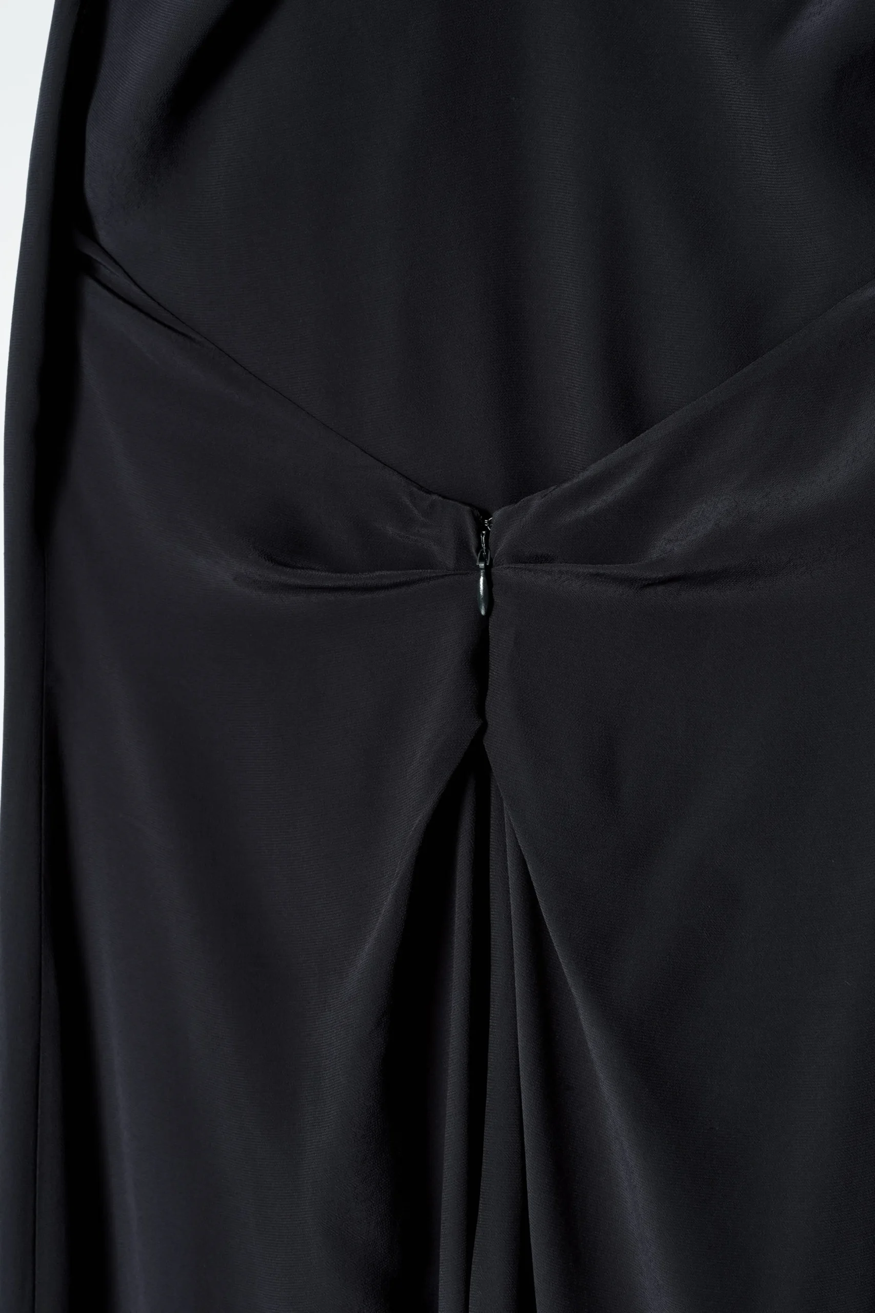 COS Klänningar & Jumpsuits | Occasionwear*MAXIKLÄNNING MED DRAPERAD HALSRINGNING