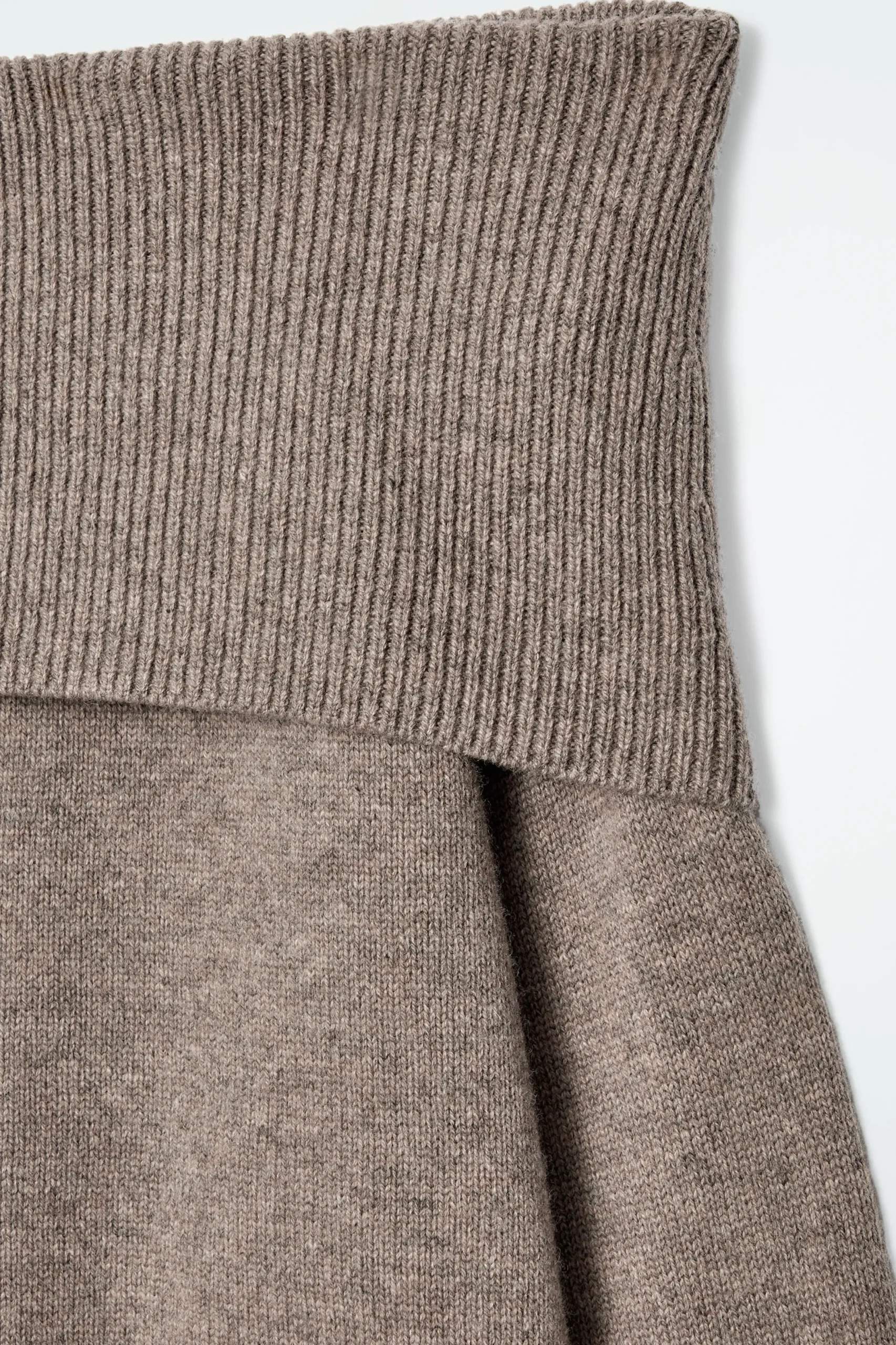 COS Stickat | Toppar*OFF-SHOULDER TRÖJA I MERINOULL