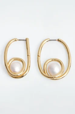 COS Smycken*OMAKA SPIRALFORMADE HOOPS MED PÄRLOR