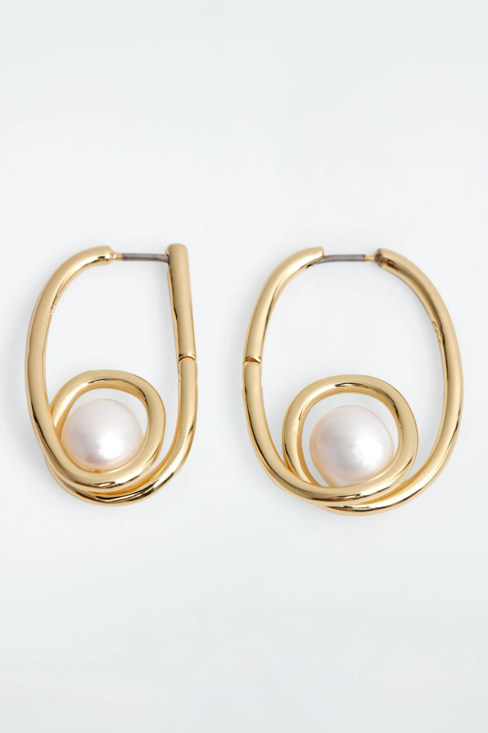 COS Smycken*OMAKA SPIRALFORMADE HOOPS MED PÄRLOR