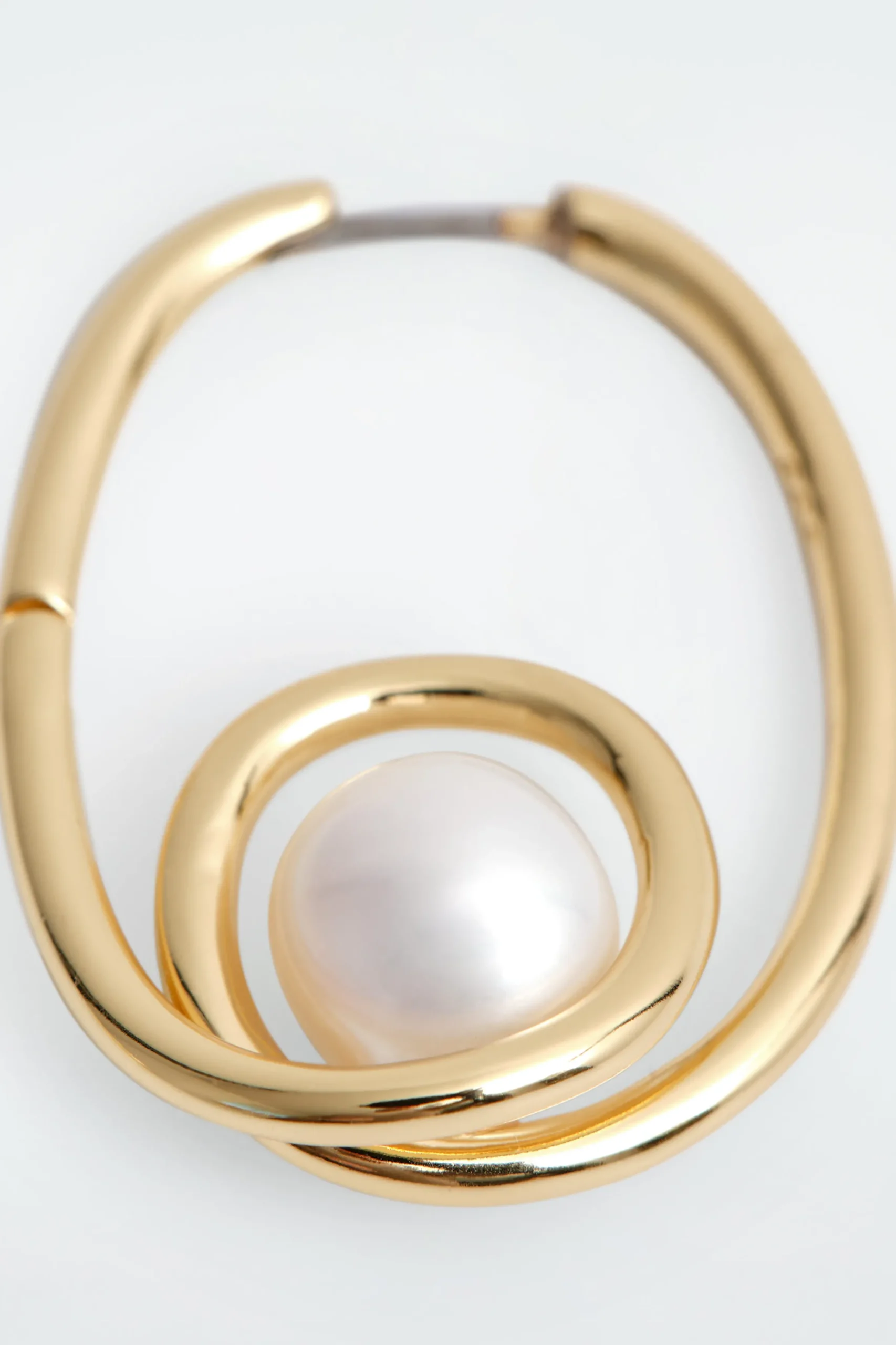 COS Smycken*OMAKA SPIRALFORMADE HOOPS MED PÄRLOR