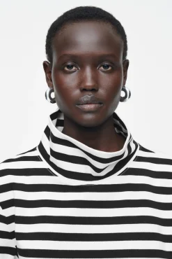 COS Toppar*RANDIG LÅNGÄRMAD T-SHIRT MED HÖG KRAGE