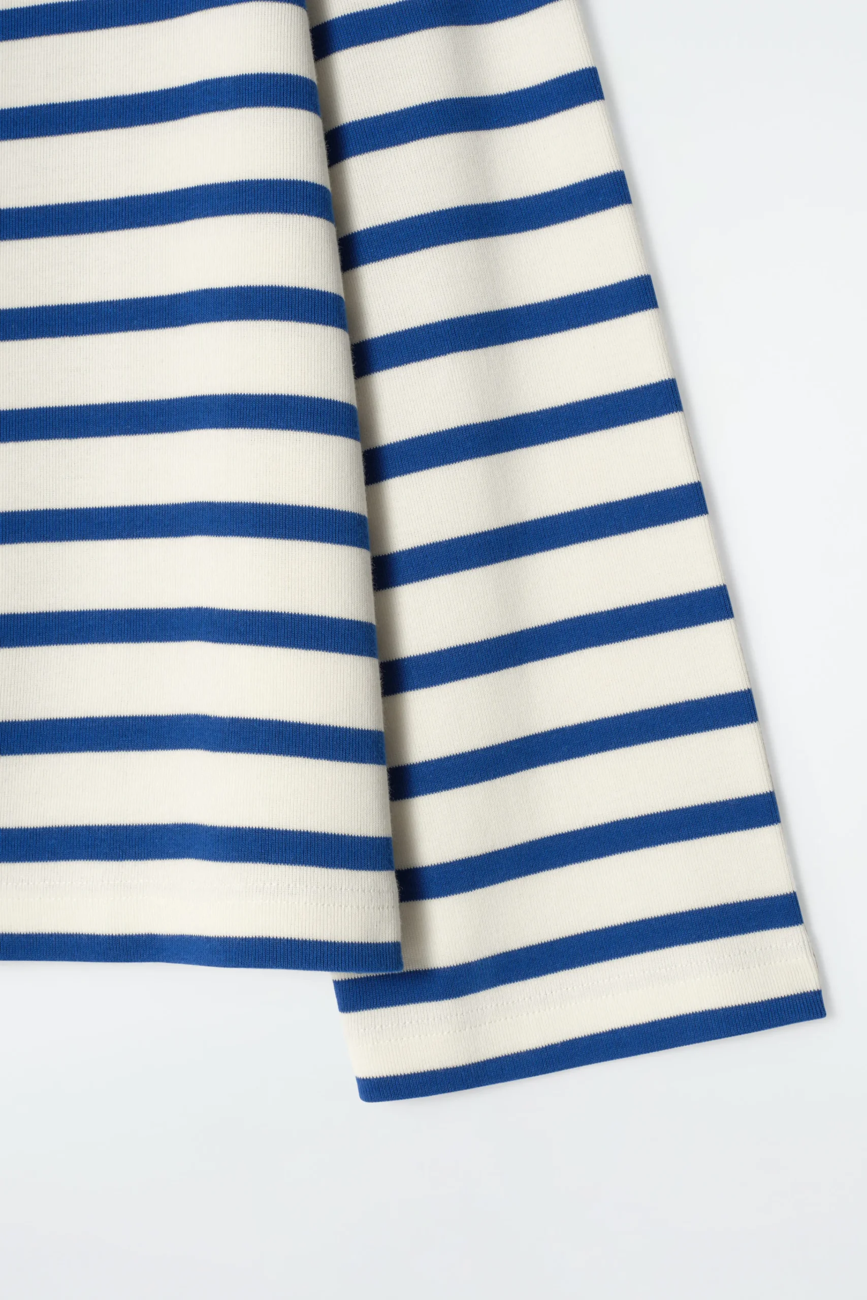 COS T-shirts | Toppar*RANDIG TOPP MED BÅTRINGNING