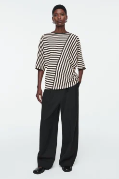 COS Toppar*RANDIG T-SHIRT MED PANELER & KLASSISK PASSFORM