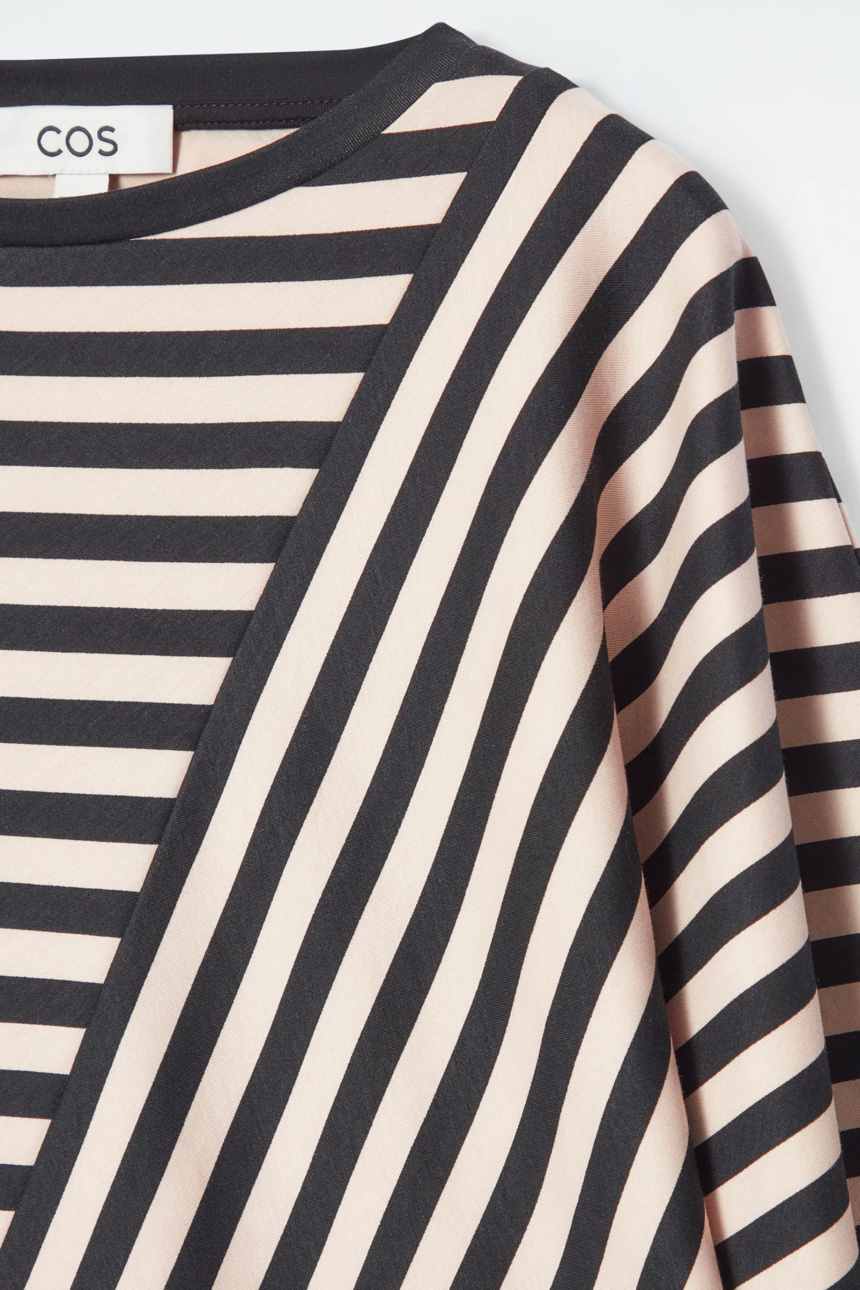 COS Toppar*RANDIG T-SHIRT MED PANELER & KLASSISK PASSFORM