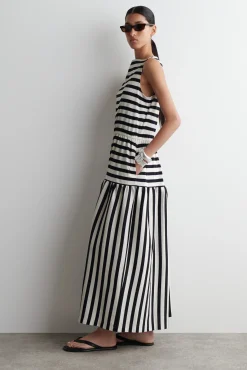 COS Klänningar & Jumpsuits | Nyheter*RYNKAD MIDIKLÄNNING MED BÅTRINGNING