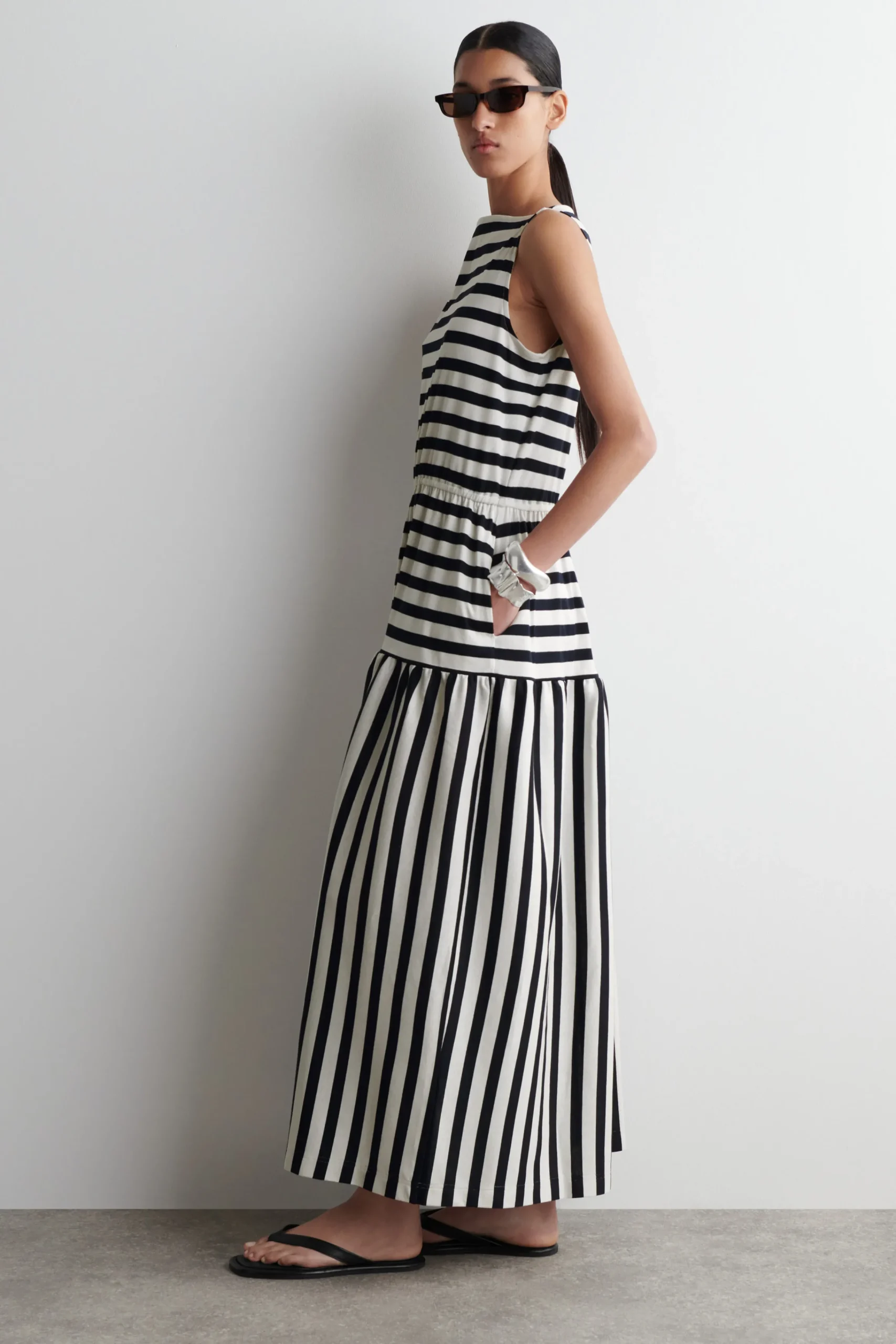 COS Klänningar & Jumpsuits | Nyheter*RYNKAD MIDIKLÄNNING MED BÅTRINGNING