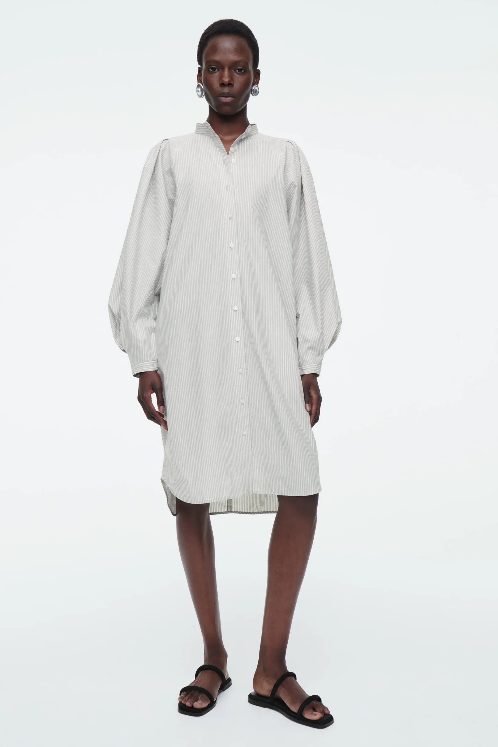 COS Klänningar & Jumpsuits*SKJORTKLÄNNING I MIDIMODELL MED MURARKRAGE