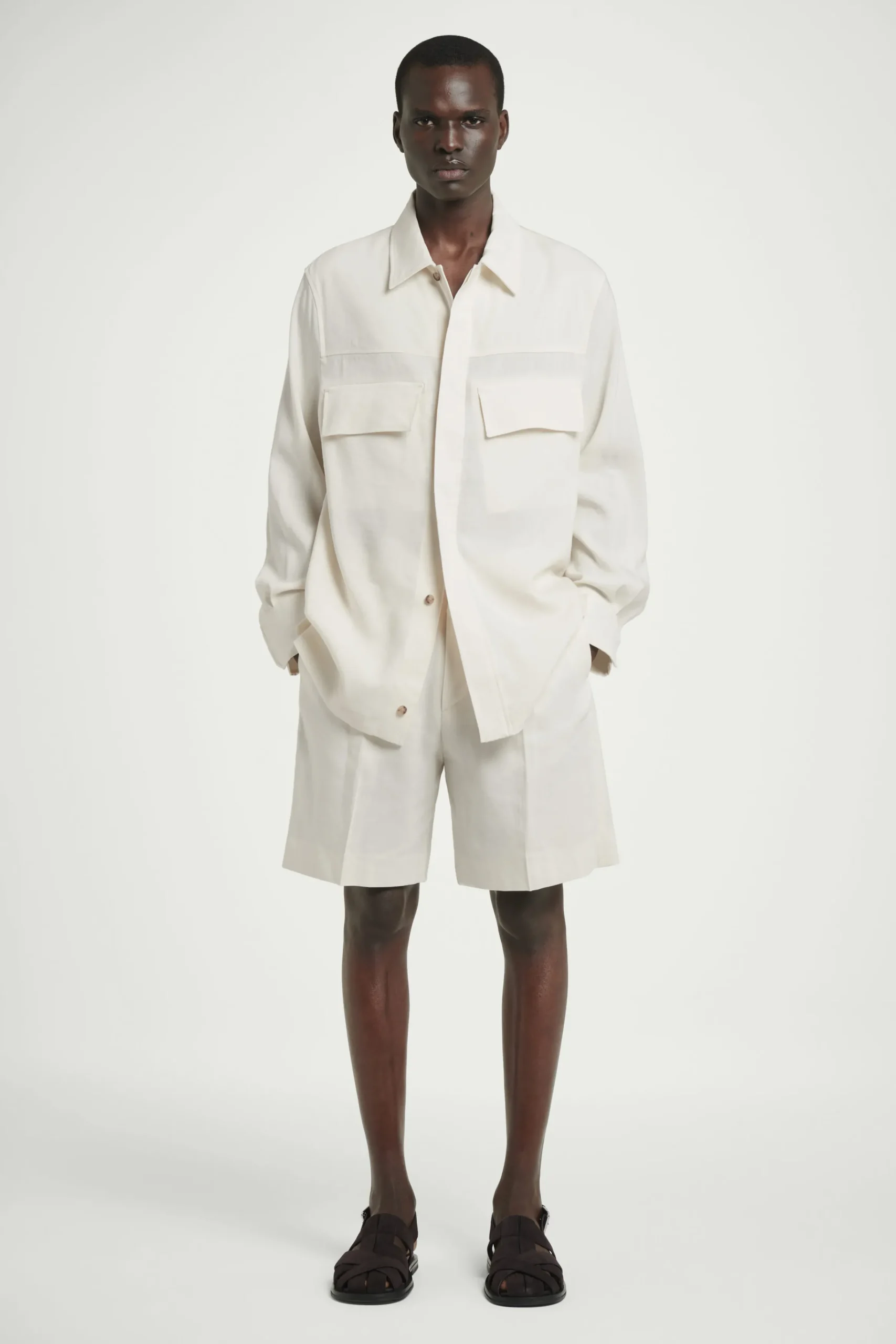 COS Matchande Set | Shorts*SKRÄDDADE SHORTS I LINNEBLANDNING