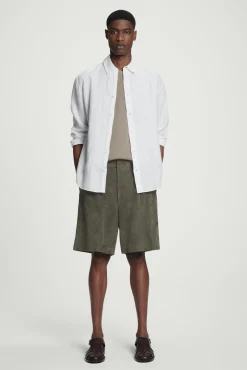 COS Shorts | Byxor*SKRÄDDADE SHORTS I MOCKA