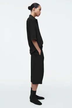 COS Shorts | Byxor*SKRÄDDADE SHORTS i SIDEN