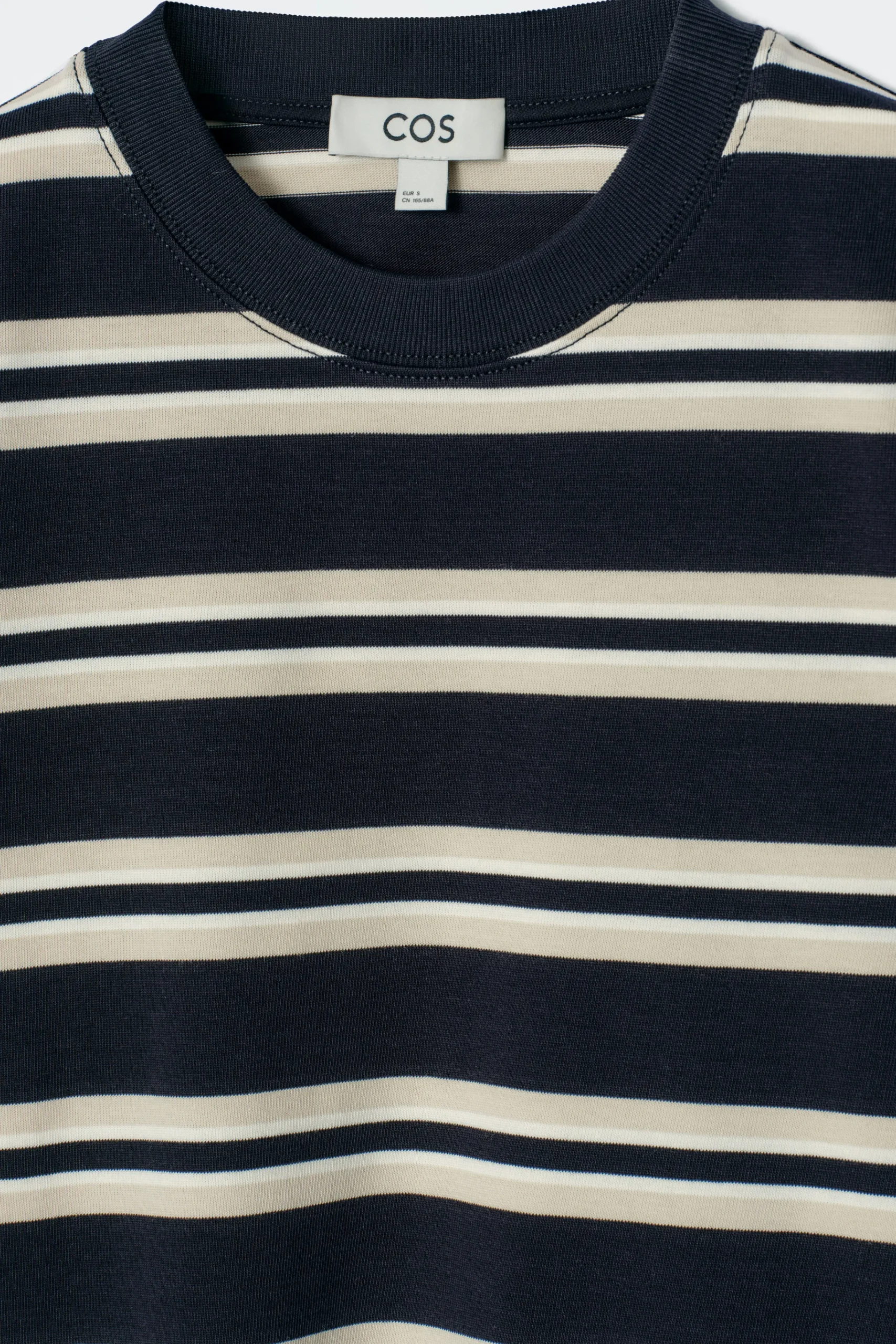 COS T-shirts | Toppar*STILRENT SKUREN T-SHIRT