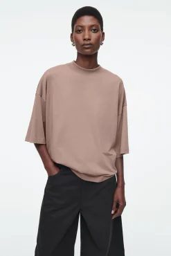 COS T-shirts | Toppar*STRUKTURERAD T-SHIRT MED HALVPOLO