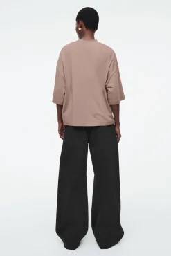 COS T-shirts | Toppar*STRUKTURERAD T-SHIRT MED HALVPOLO