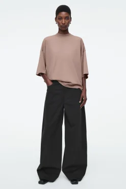 COS T-shirts | Toppar*STRUKTURERAD T-SHIRT MED HALVPOLO