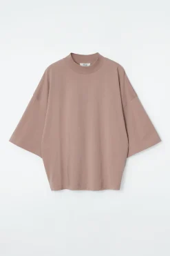 COS T-shirts | Toppar*STRUKTURERAD T-SHIRT MED HALVPOLO