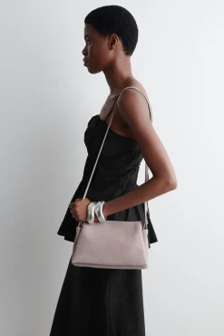 COS Väskor*TOME MINI CROSSBODY I MOCKA