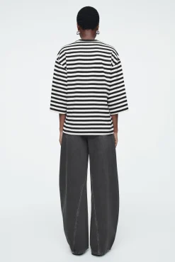 COS Toppar | T-shirts*T-SHIRT MED TRAPETSSILUETT