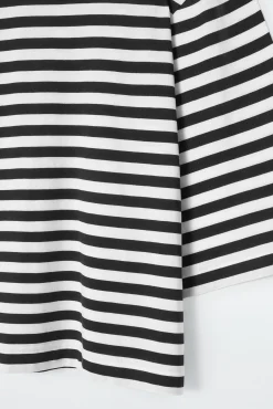 COS Toppar | T-shirts*T-SHIRT MED TRAPETSSILUETT