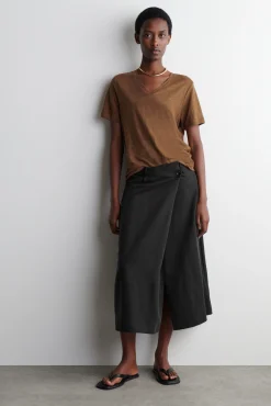 COS T-shirts | Toppar*V-RINGAD T-SHIRT I LINNE